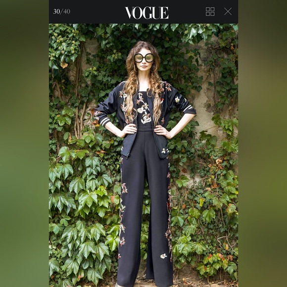 Alice + Olivia Retro Round Melrose Black Sunglasses - Picture 13 of 16